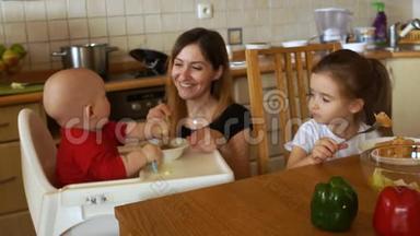 强壮的孩子在厨房的高椅里吃饭。 妈妈不能`他拿勺子。 <strong>儿童健康</strong>营养